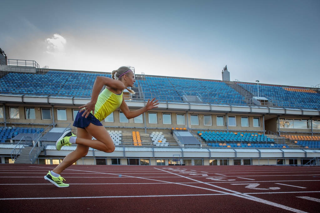 记者：小卡2019年不签湖人因不想和詹姆斯同队 因此湖人处于劣势